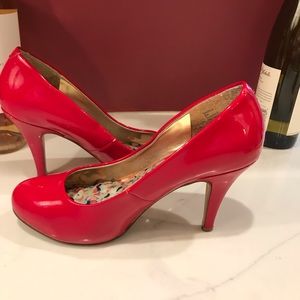 Red Pumps w Hidden Platform by Madden Girl sz 6W